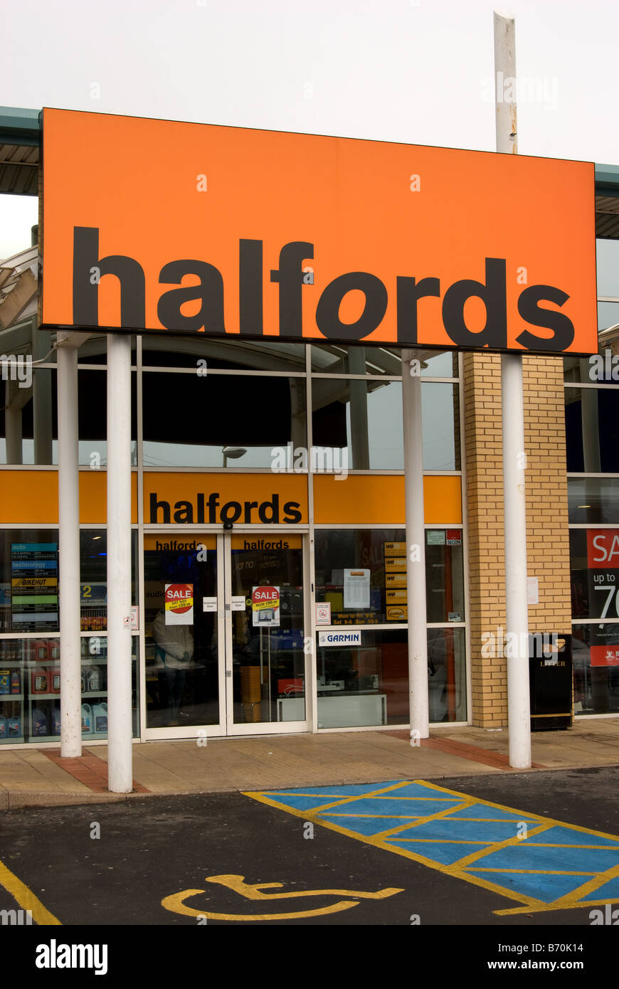 Halfords store hires stock photography and images Alamy