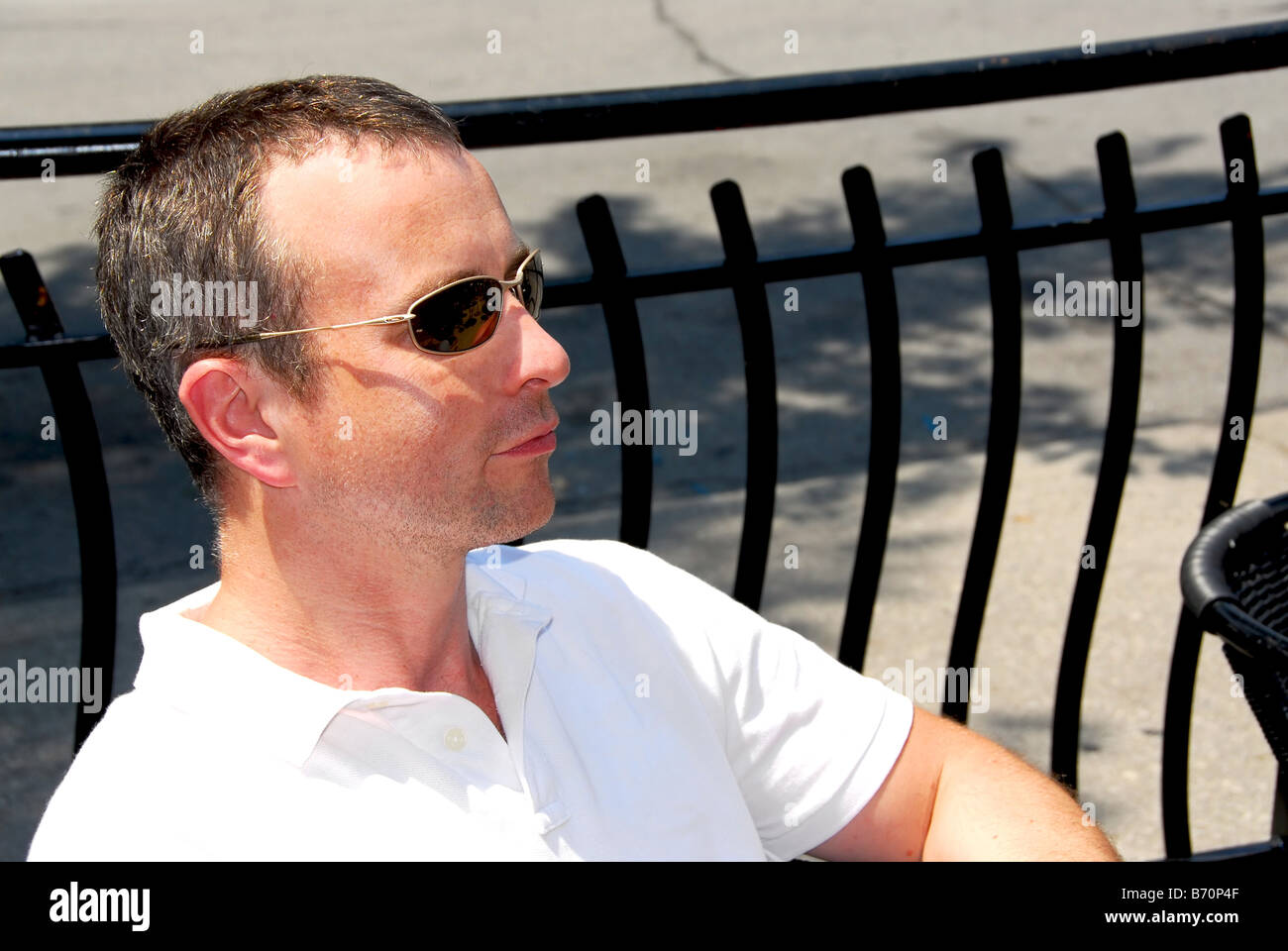 People wearing sunglasses hi-res stock photography and images - Alamy