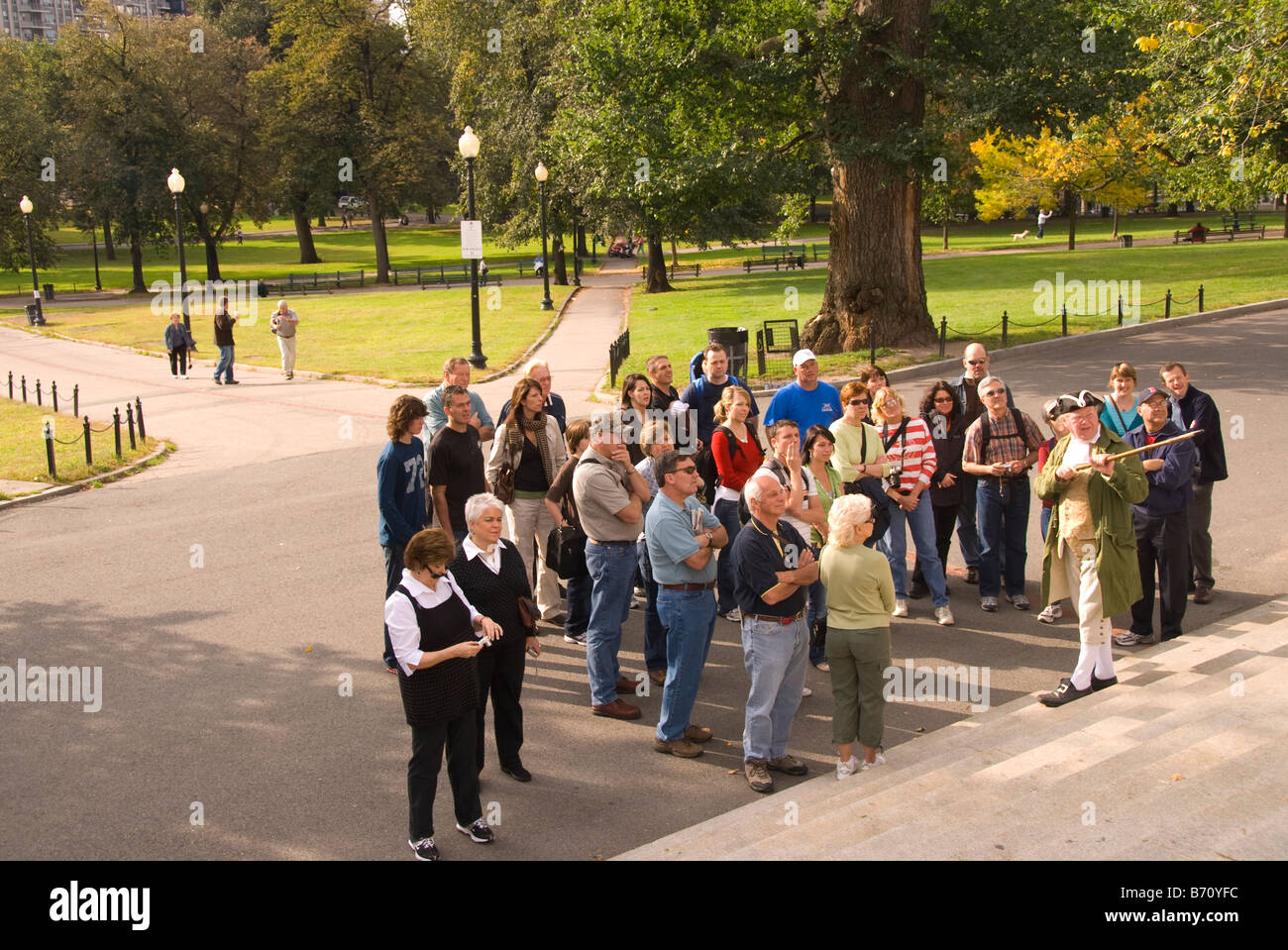 Costumed Freedom Trail interpreter guides visitors on tours through Boston Common Stock Photo