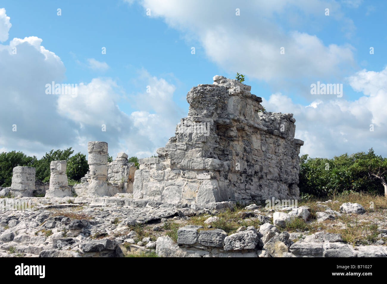 Ruina El Rey or Zona Arqueologica El Rey the largest Mayan ruins site ...