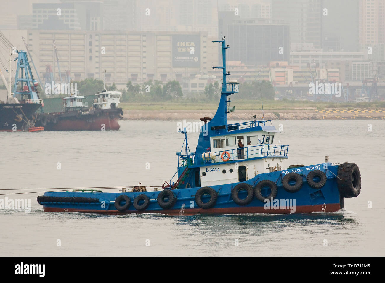 Boats sailing through Hong Kong Harbour Stock Photo Alamy