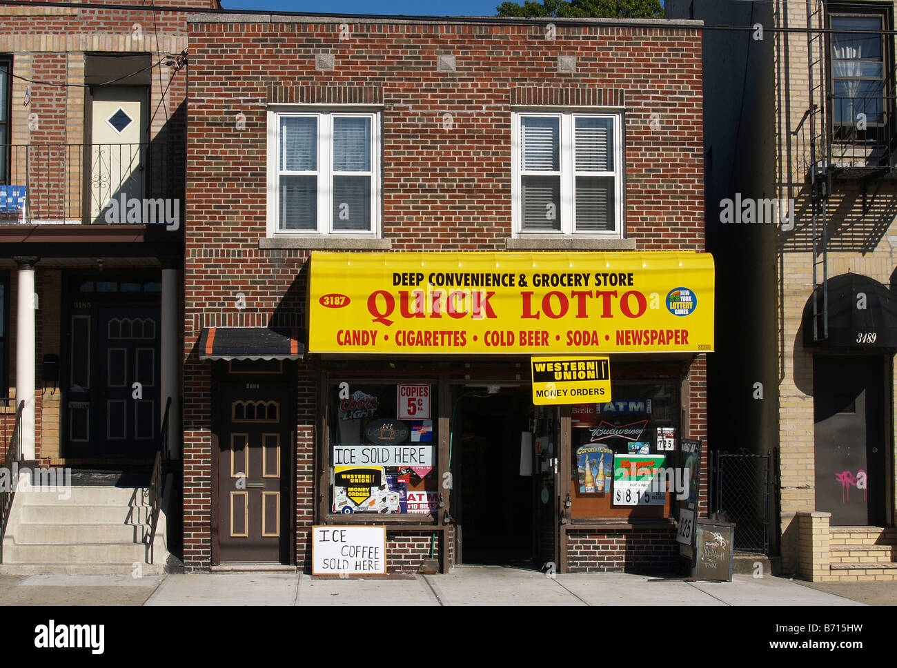 Delicatessen on East Tremont Avenue in Bronx, New York, USA Stock Photo