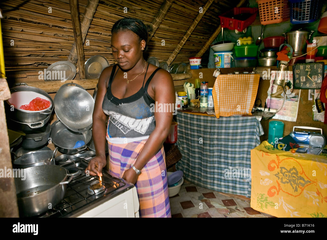 Suriname, Laduani, at the bank of the Boven Suriname river. Woman from Saramaccaner tribe cooking in kitchen. Stock Photo