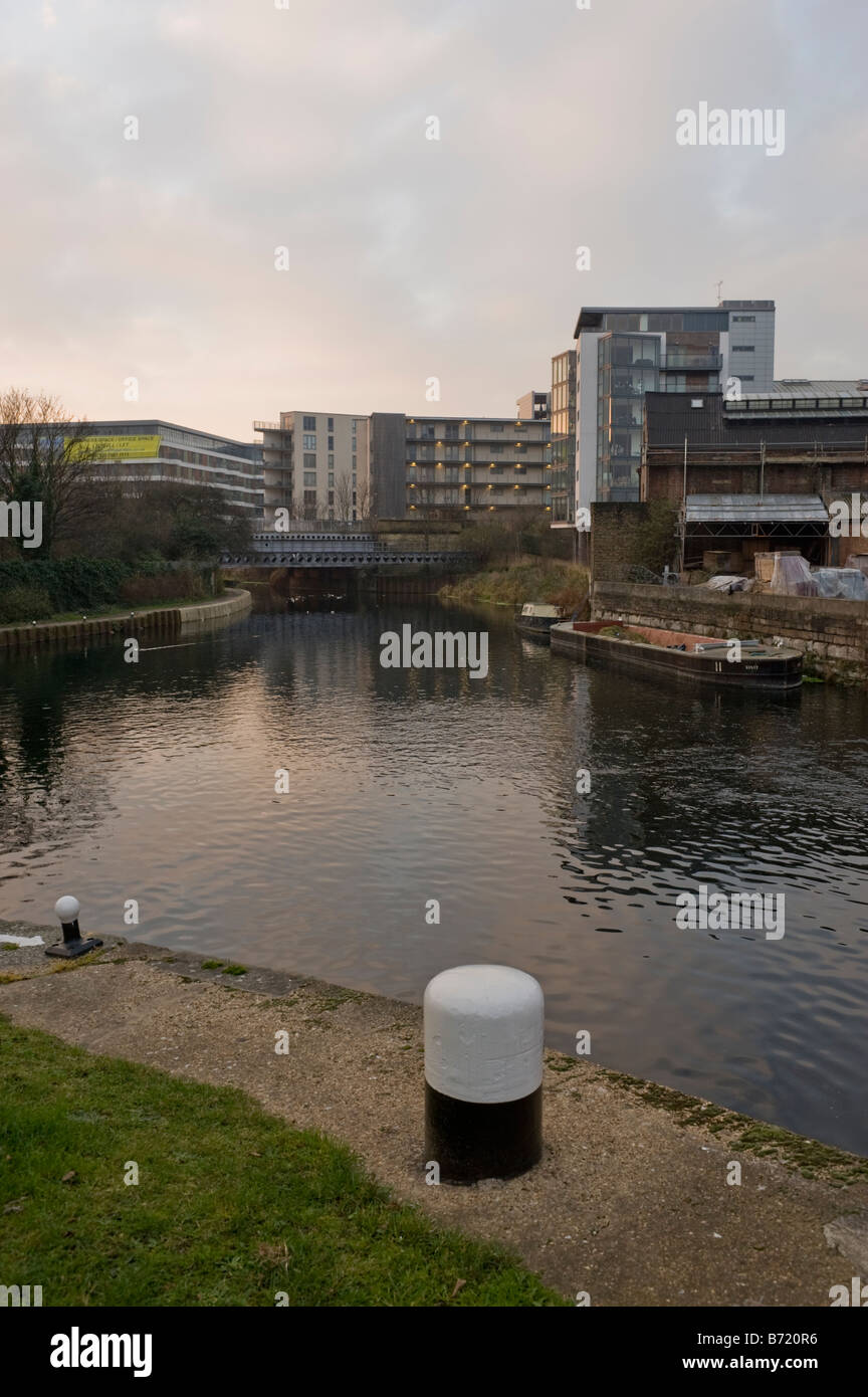 New housing development overlooking the Lee Navigation at Old Ford Lock in 2008 Stock Photo