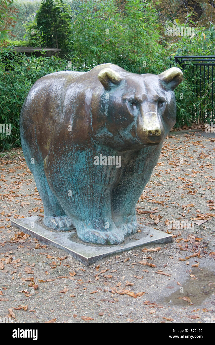 Outdoors Bronze bear statue with vert de gris, Vertical 72038 Bear