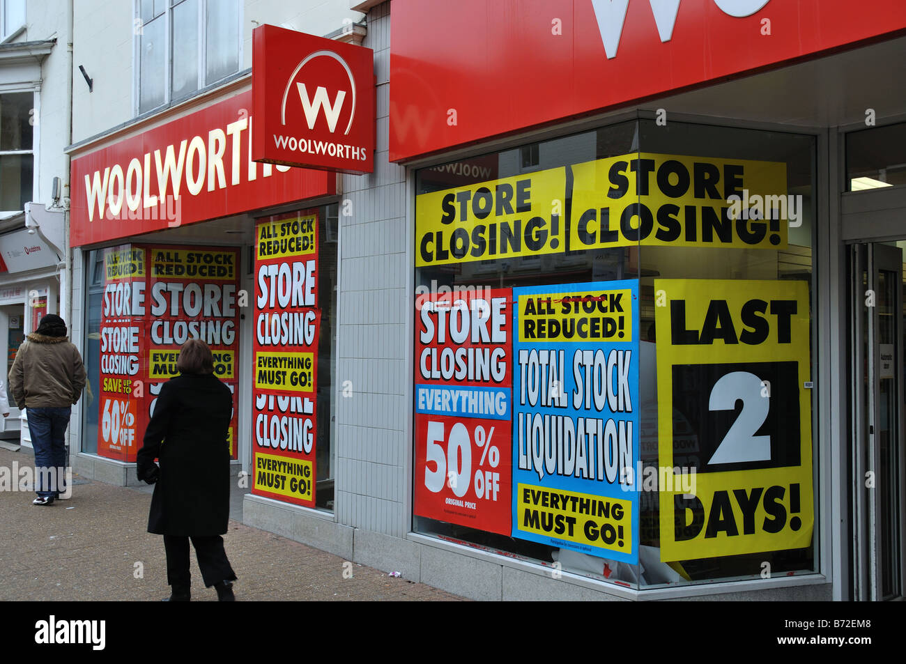 Woolworths Closing Down, Jan 2009, Newport, Isle of Wight, England, UK, GB. Stock Photo