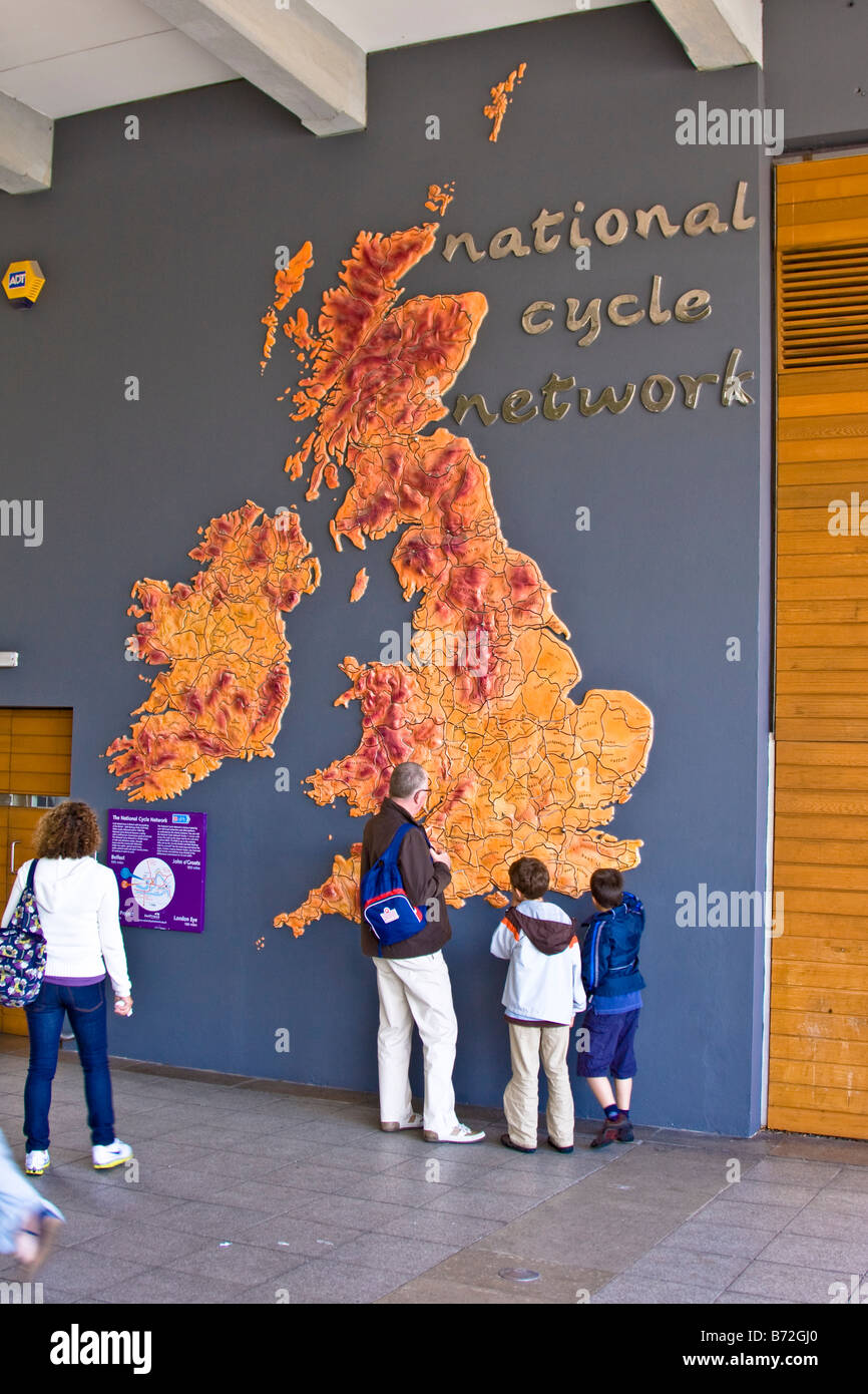Tourists in Bristol examine a map of  the National Cycle Network Stock Photo