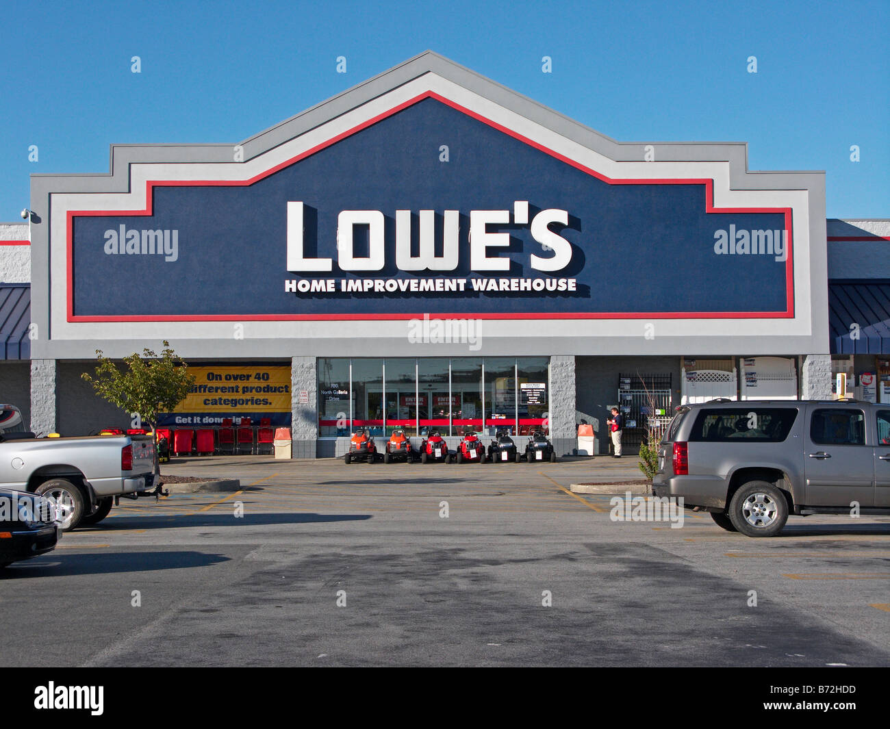 Lowes logo sign hi-res stock photography and images - Alamy