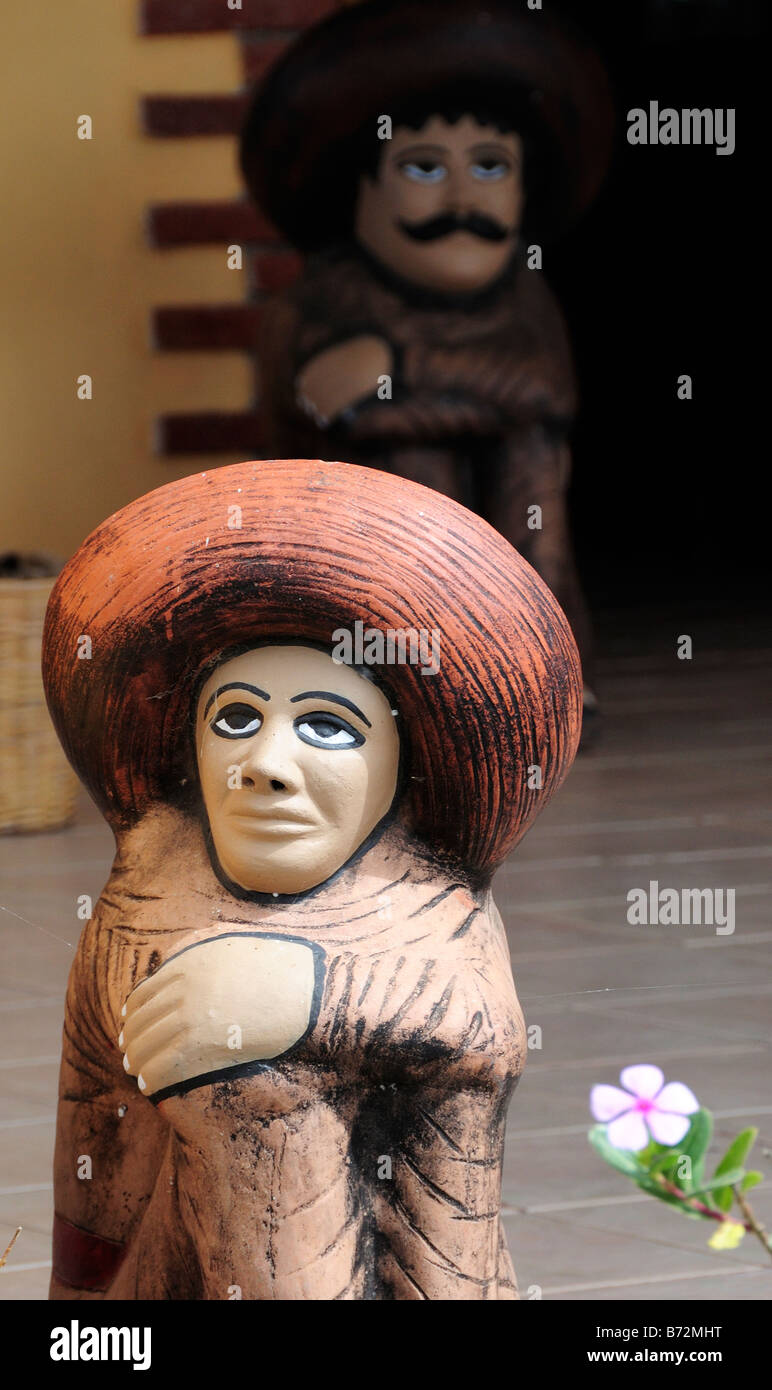 Mexican statues outside carpet weaving factory in Teotitlan del Valle Stock Photo