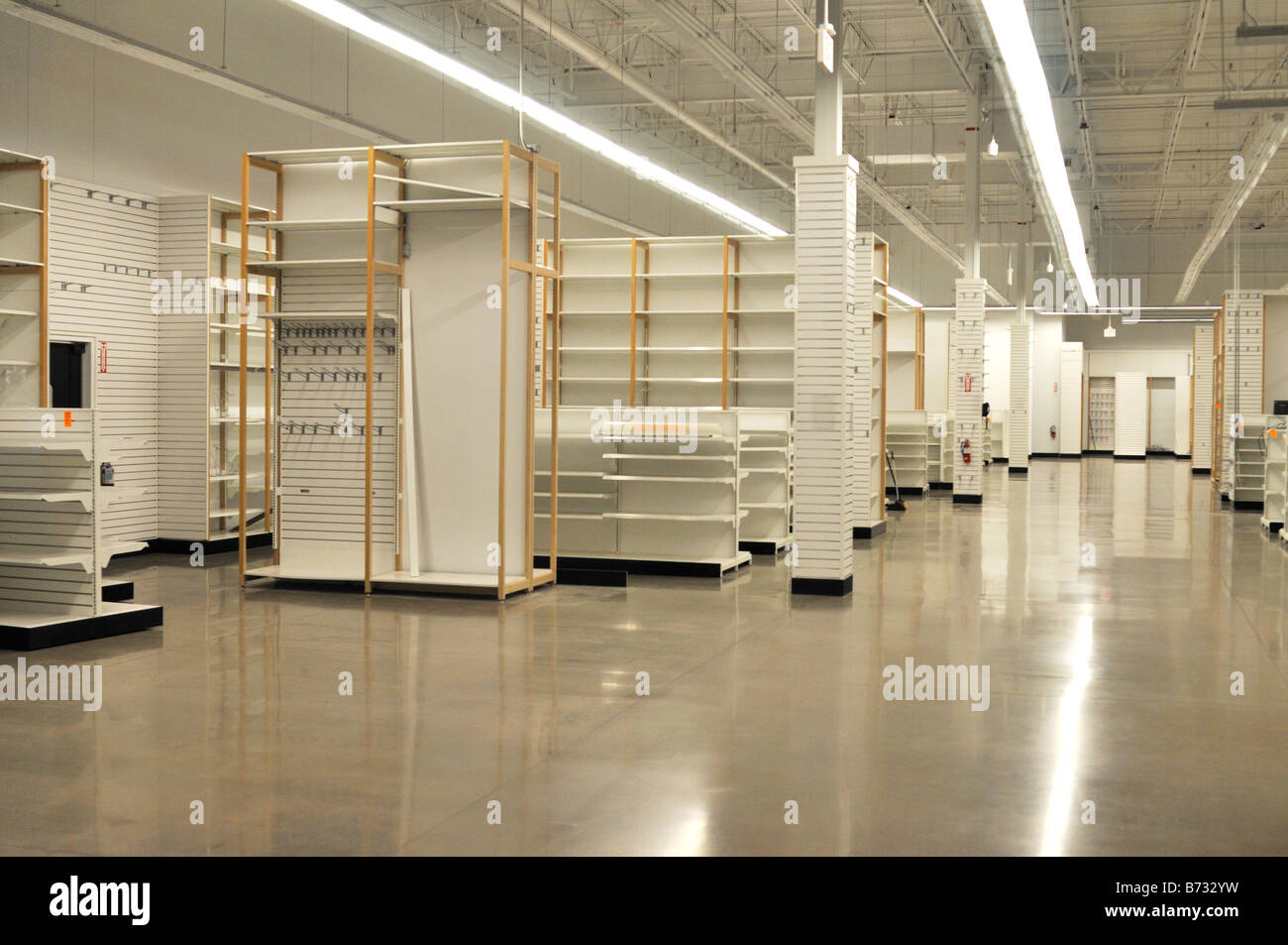 Empty interior of Linen n Things stores with empty shelves and fixtures
