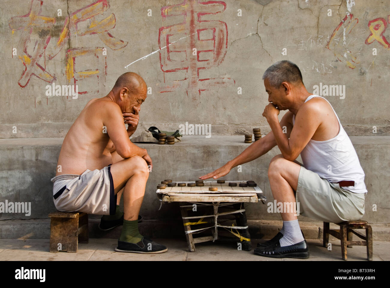 Old men playing chinesse chess in the street Pingyao Shanxi China Stock Photo