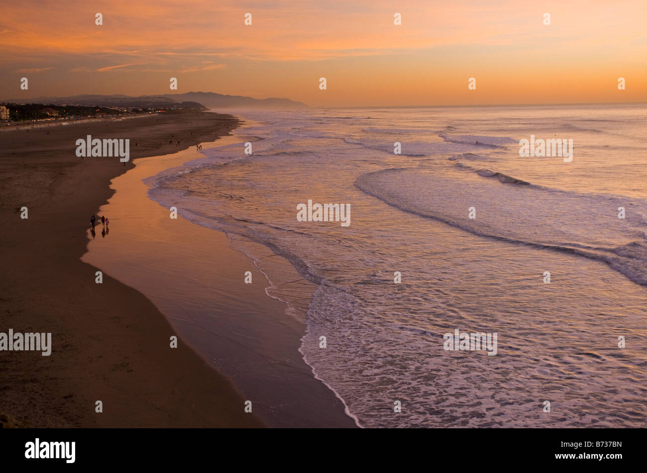 ocean-beach-at-sunset-well-known-surfers-beach-on-the-pacific-ocean