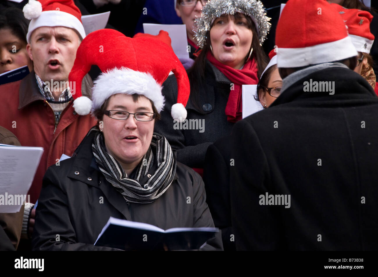 Christmas carolers singing carols hi-res stock photography and images - Alamy