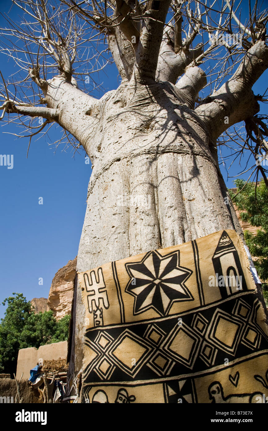 Displayed on the tree is an example of Dogon made mud cloth Stock Photo
