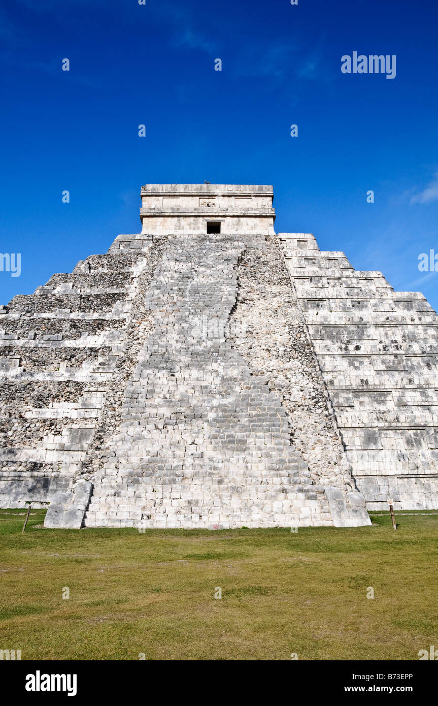 CHICHEN ITZA, Mexico - El Castillo (also known as Temple of Kuklcan) at the ancient Mayan ruins at Chichen Itza, Yucatan, Mexico 081216092342 4390.NEF Stock Photo