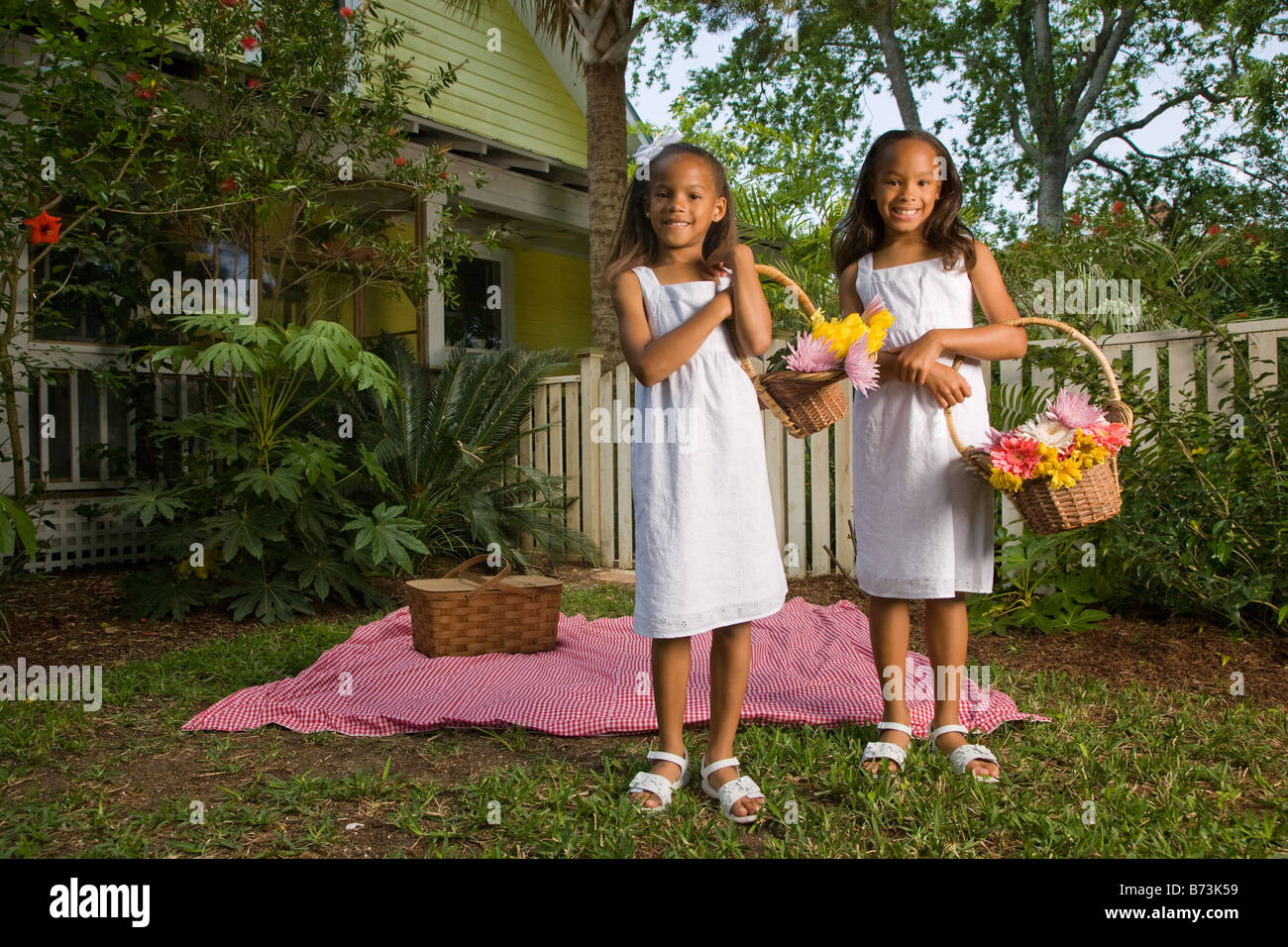 Girls picnic baskets sisters hires stock photography and images Alamy