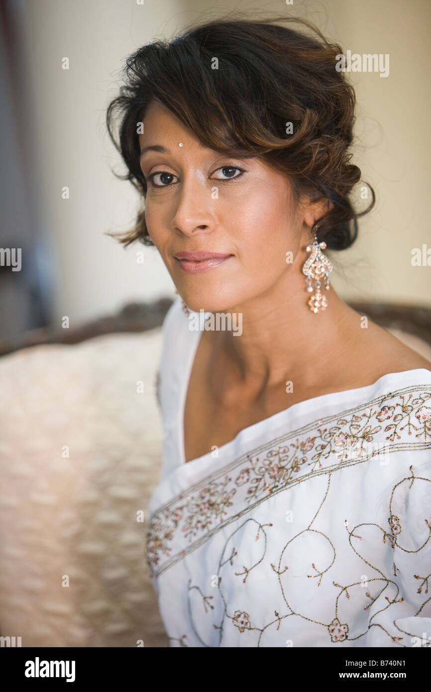 Portrait of middle-aged Indian woman dressed in sari Stock Photo - Alamy