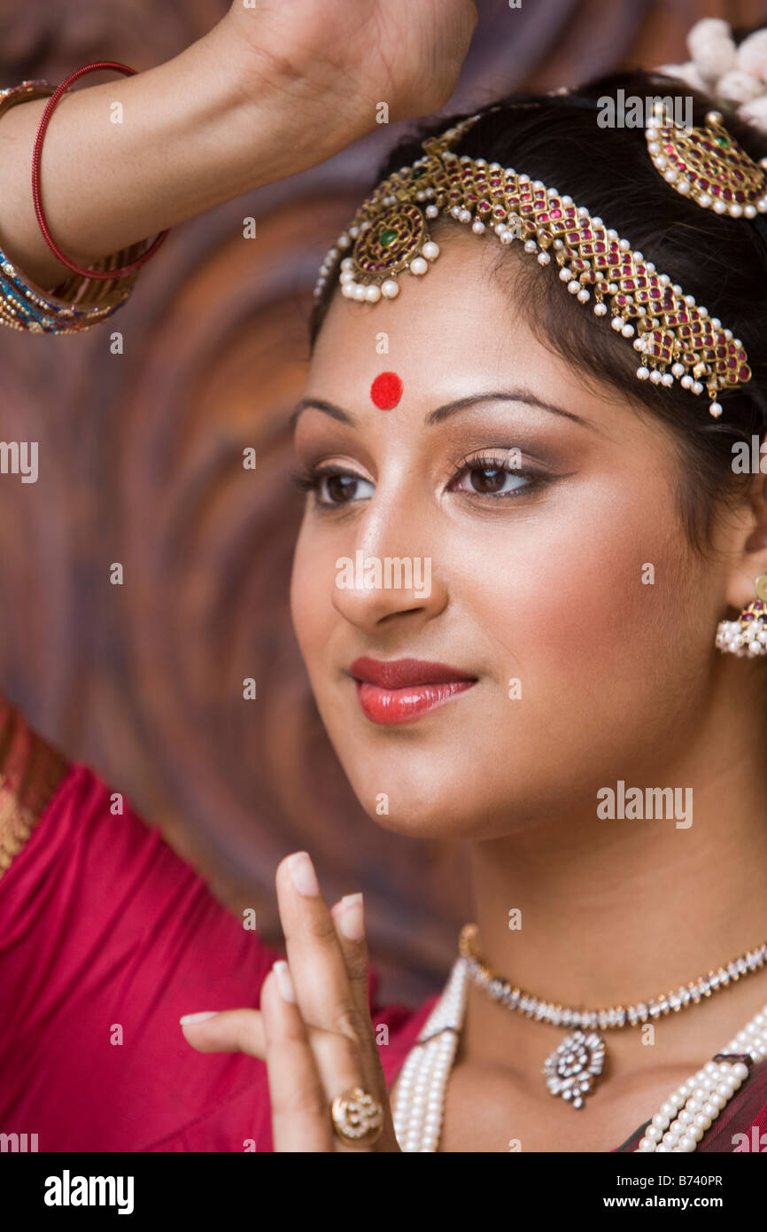 Portrait of Indian woman posing in traditional dress Stock Photo - Alamy
