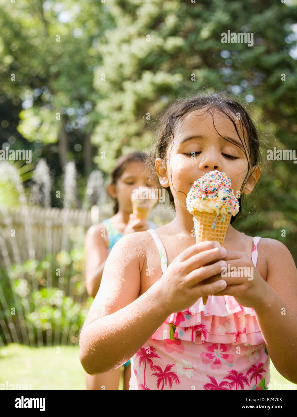 Hispanic girls eating ice cream hires stock photography and images Alamy