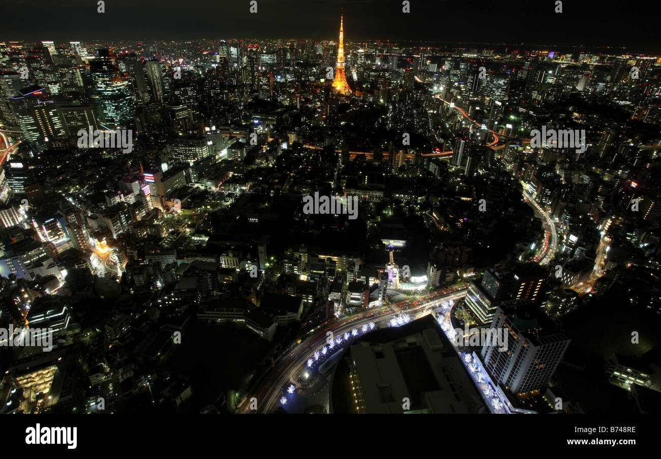 Night city view of Tokyo looking from Roppingi towards the districts of Toranomon Kamiyacho Uchisaiwaicho and Tokyo Tower Stock Photo