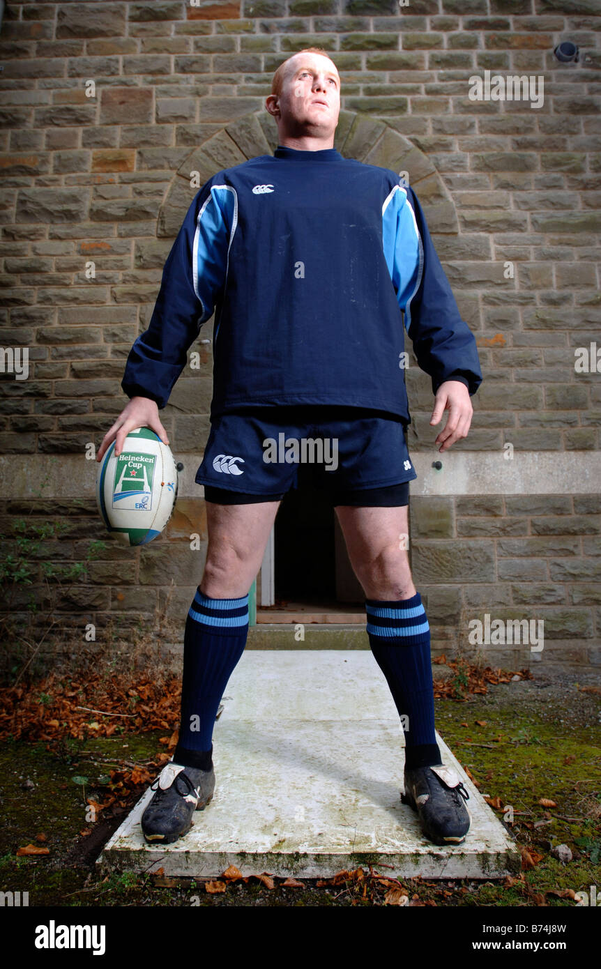 THE CARDIFF BLUES AND WALES RUGBY UNION FLANKER MARTYN WILLIAMS APPEARS TO HAVE KNOCKED DOWN A DOOR 2007 Stock Photo