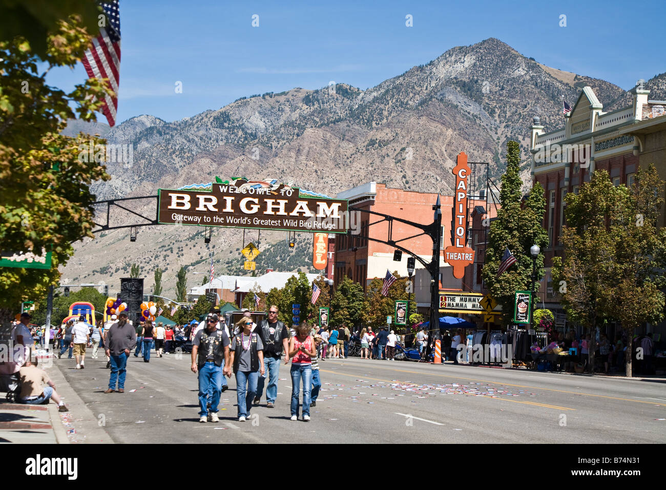 https://c8.alamy.com/comp/B74N31/main-street-of-brigham-during-peach-days-2008-B74N31.jpg