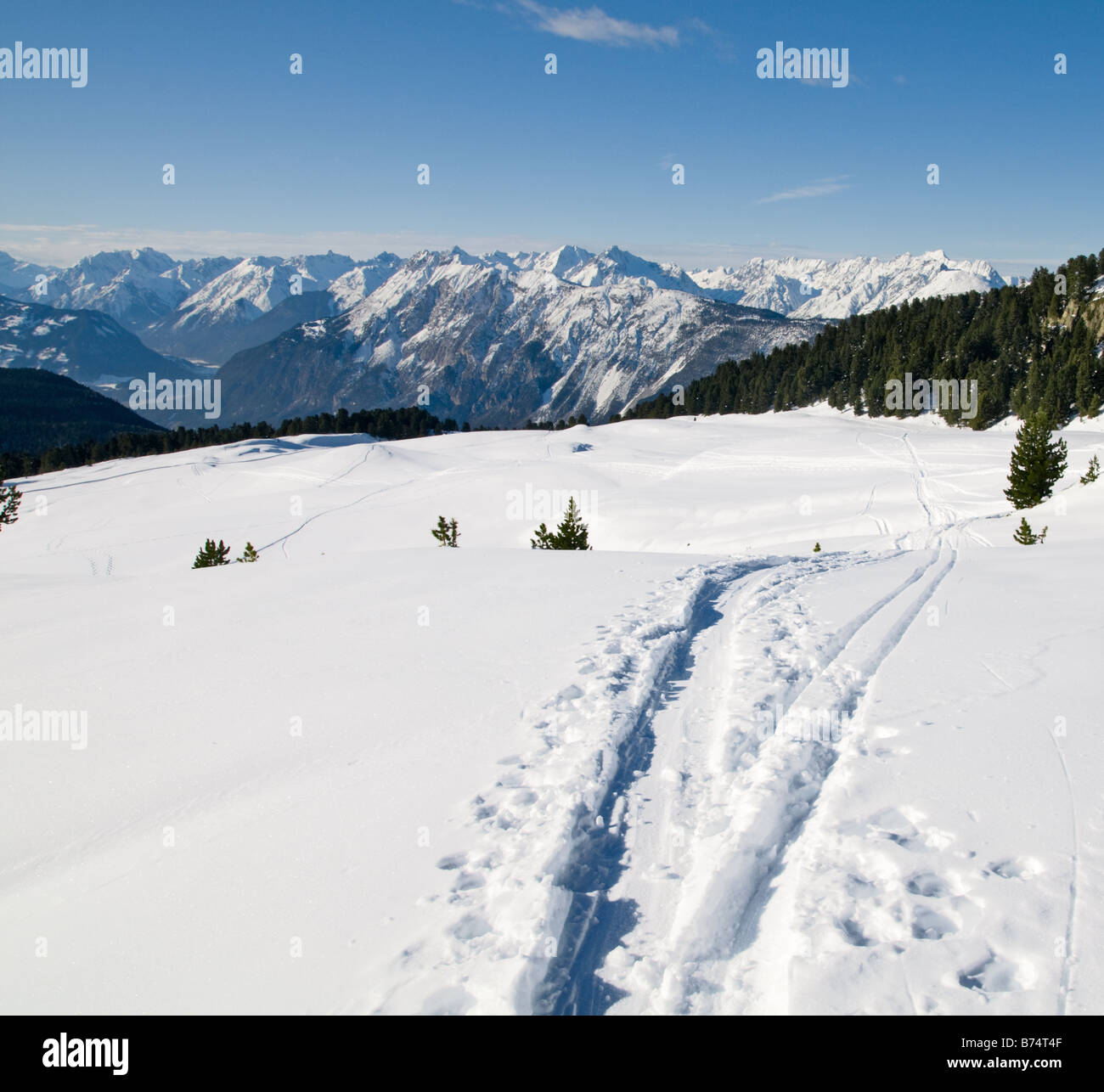 Snowy scenery hi-res stock photography and images - Alamy