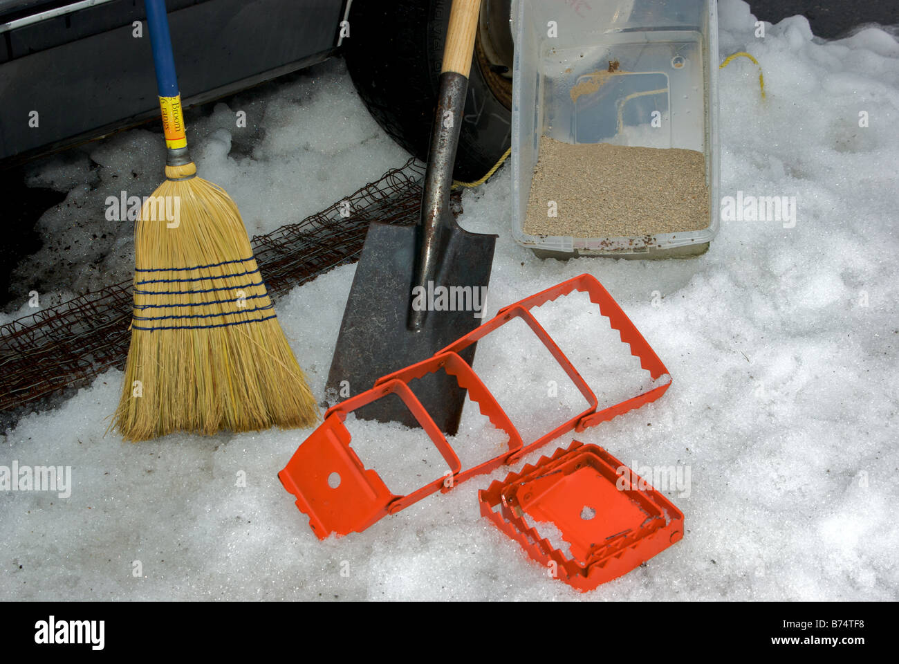 Broom square edged steel shovel hinged traction bars layers of folded
