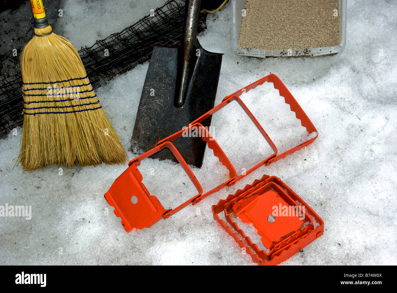 Broom square edged steel shovel hinged traction bars layers of folded