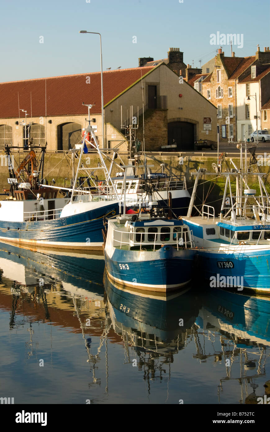 Scotland pittenweem harbour fishing boat hi-res stock photography and ...