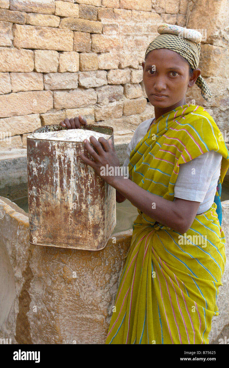 indian woman worker collecting water in jaisalmer Stock Photo