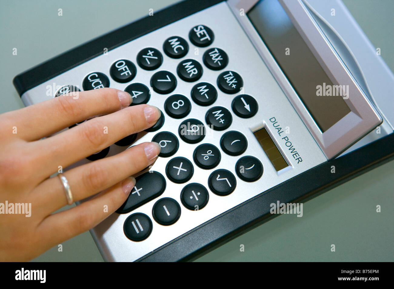 Frau mit einem Taschenrechner, Woman using a calculator Stock Photo