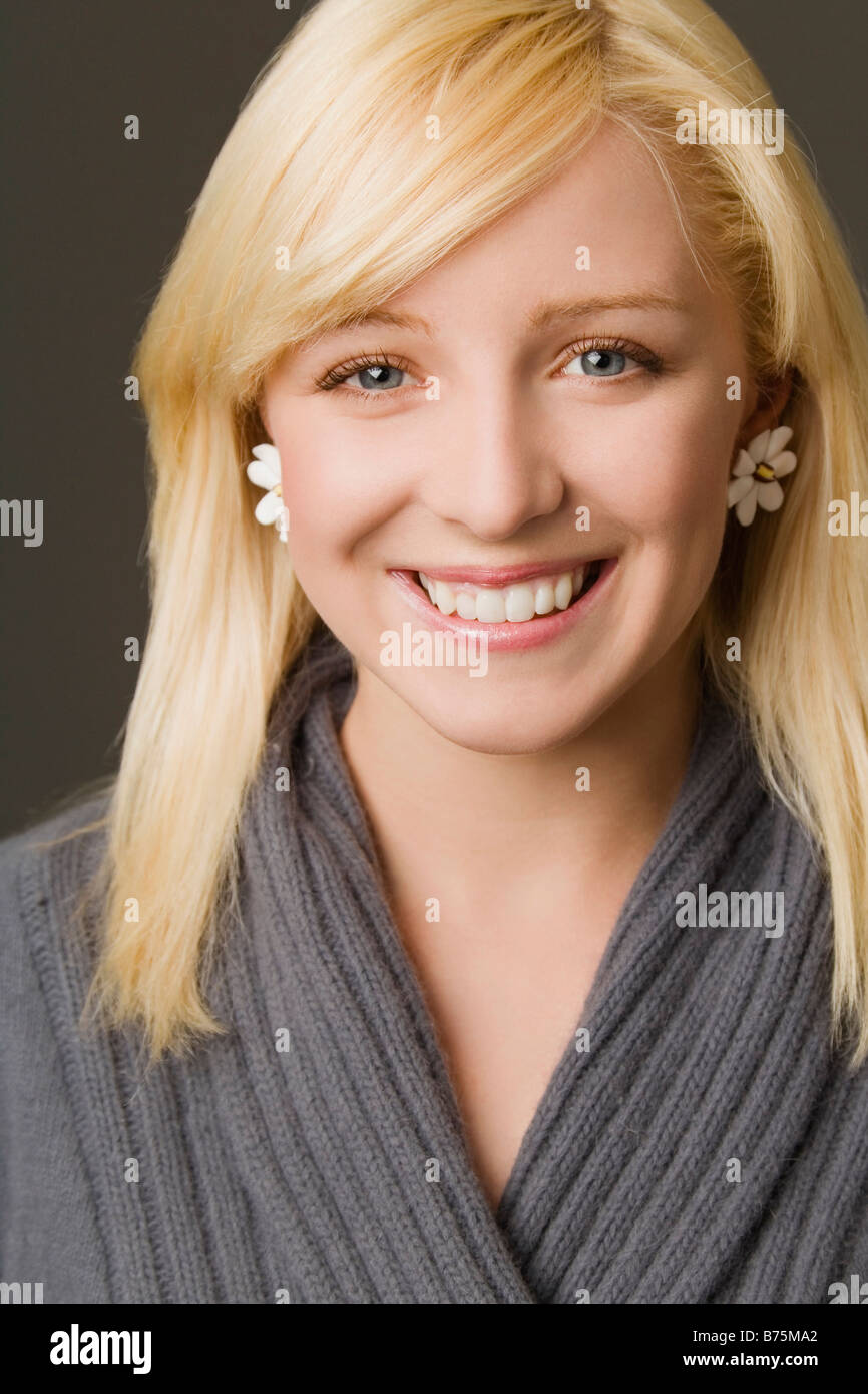 Portrait of a young woman smiling Stock Photo - Alamy