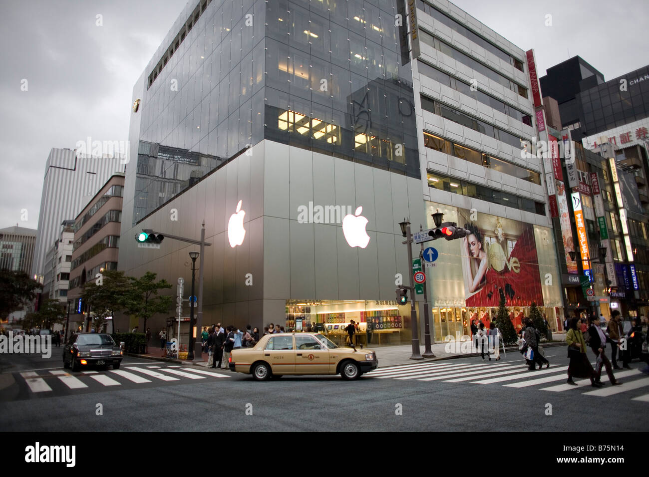 Japanese apple store in the heart of Tokyo Japan Stock Photo - Alamy