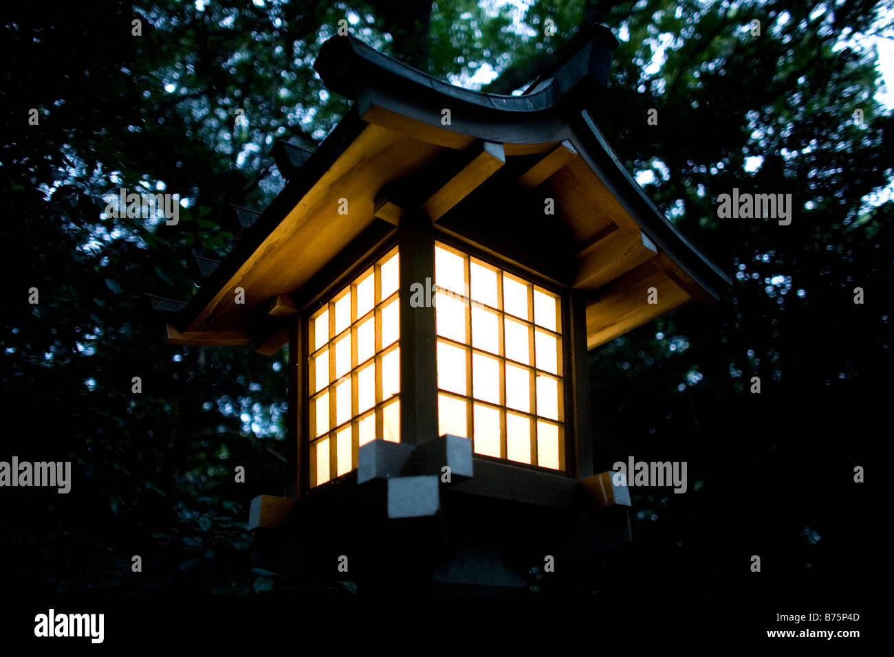 Japanese temple lantern lit night hi-res stock photography and images ...