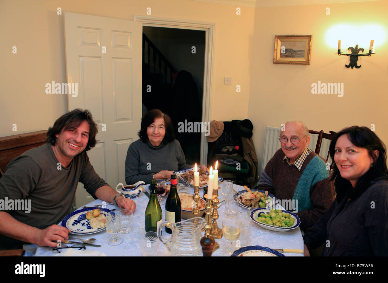 Family eating dinner around table hi-res stock photography and images ...