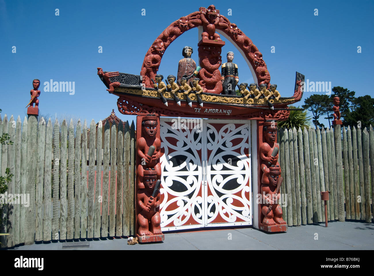 Te Amorangi Gateway carvings, Ngā Hau e Whā National Marae, Pages Road, Bromley, Christchurch, Canterbury, New Zealand Stock Photo