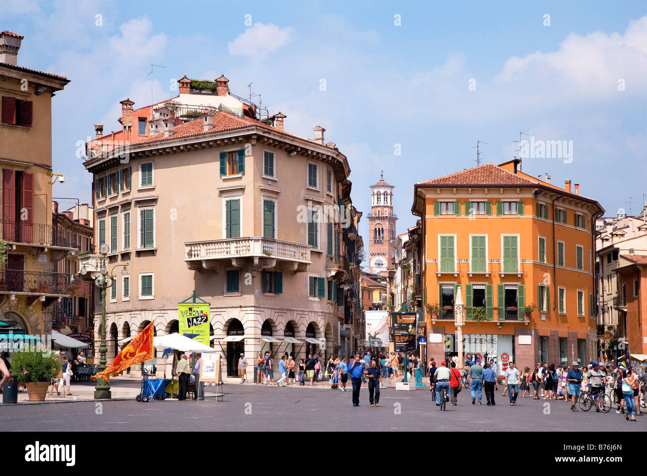 Piazza Bra, Via Mazzini, Verona, Veneto, Italy Stock Photo - Alamy