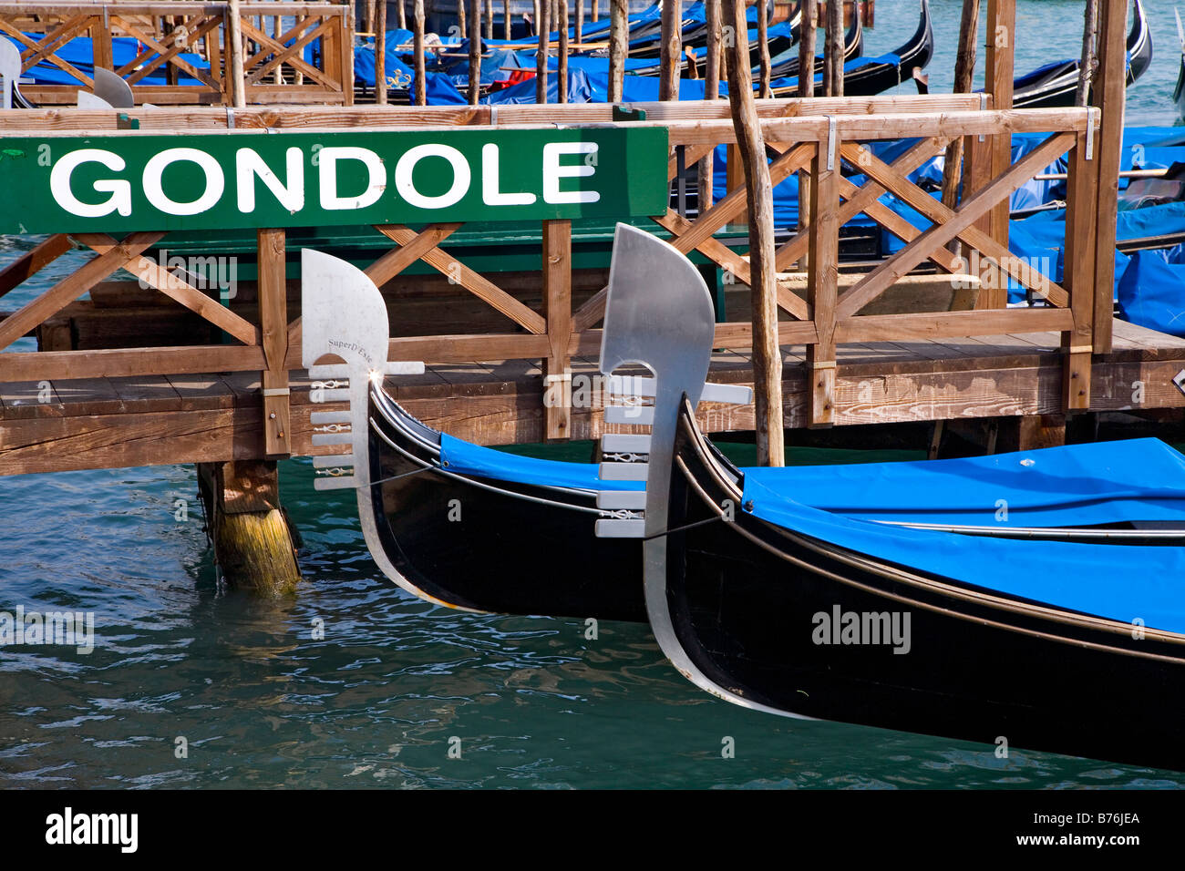 Gondola landing stage hi-res stock photography and images - Alamy