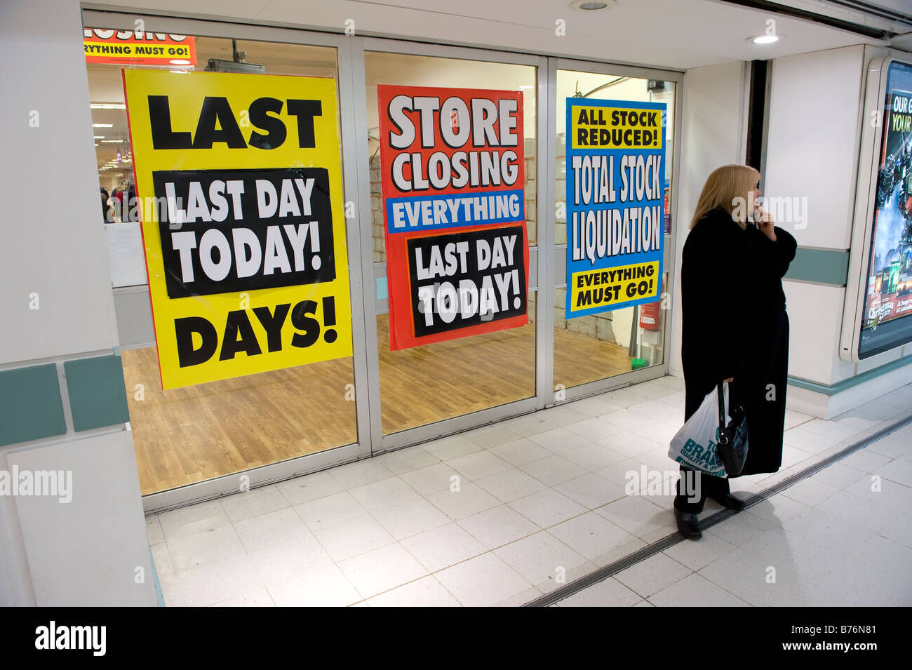 Store closing posters in the window of the Woolworths store in Redditch  Worcestershire on its last day of trading,Tuesday 6/1/09 Stock Photo - Alamy