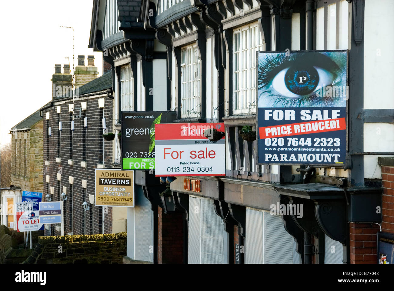 For Sale Signs with Price Reduced on Pub Premises and Houses, Selling Slump in Property Market January 2009, Sheffield, England Stock Photo