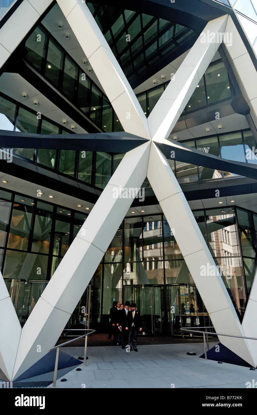 Four men in period costume in the doorway of The Gherkin in London Stock Photo