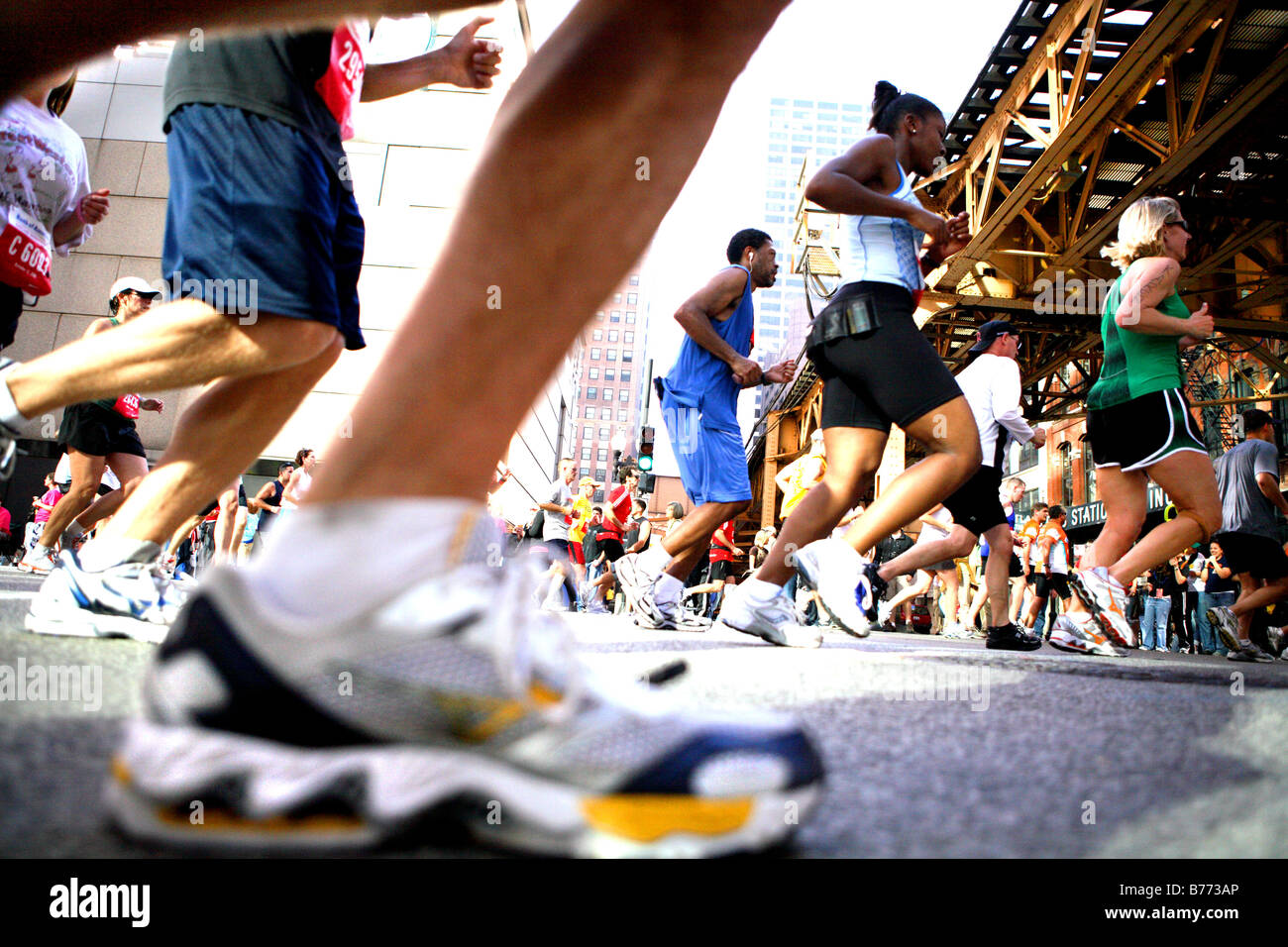 CHICAGO MARATHON RUNNERS IN DOWNTOWN CHICAGO ILLINOIS USA Stock Photo