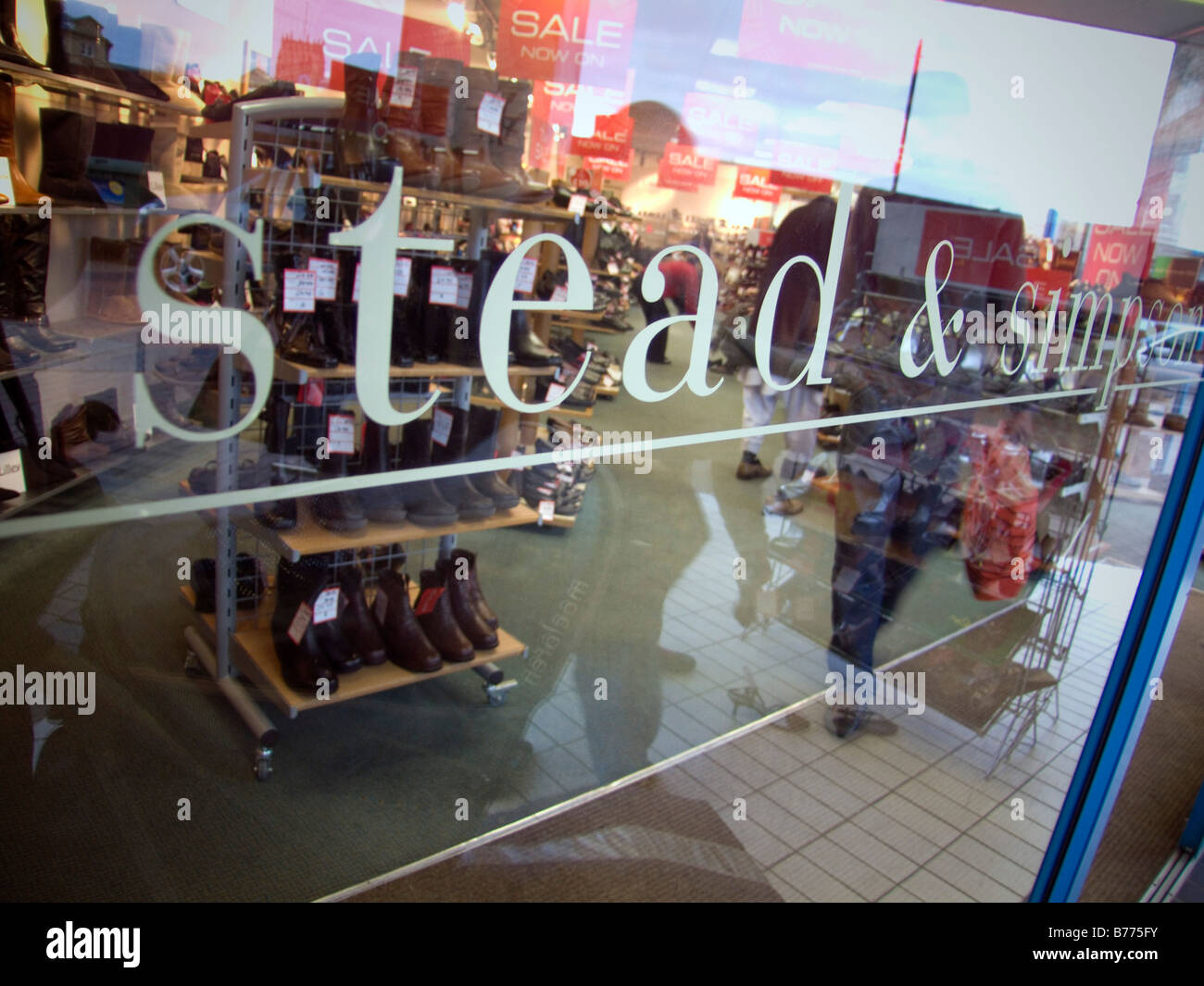 The window and reflections of the shoe retailer Stead & Simpson Stock Photo