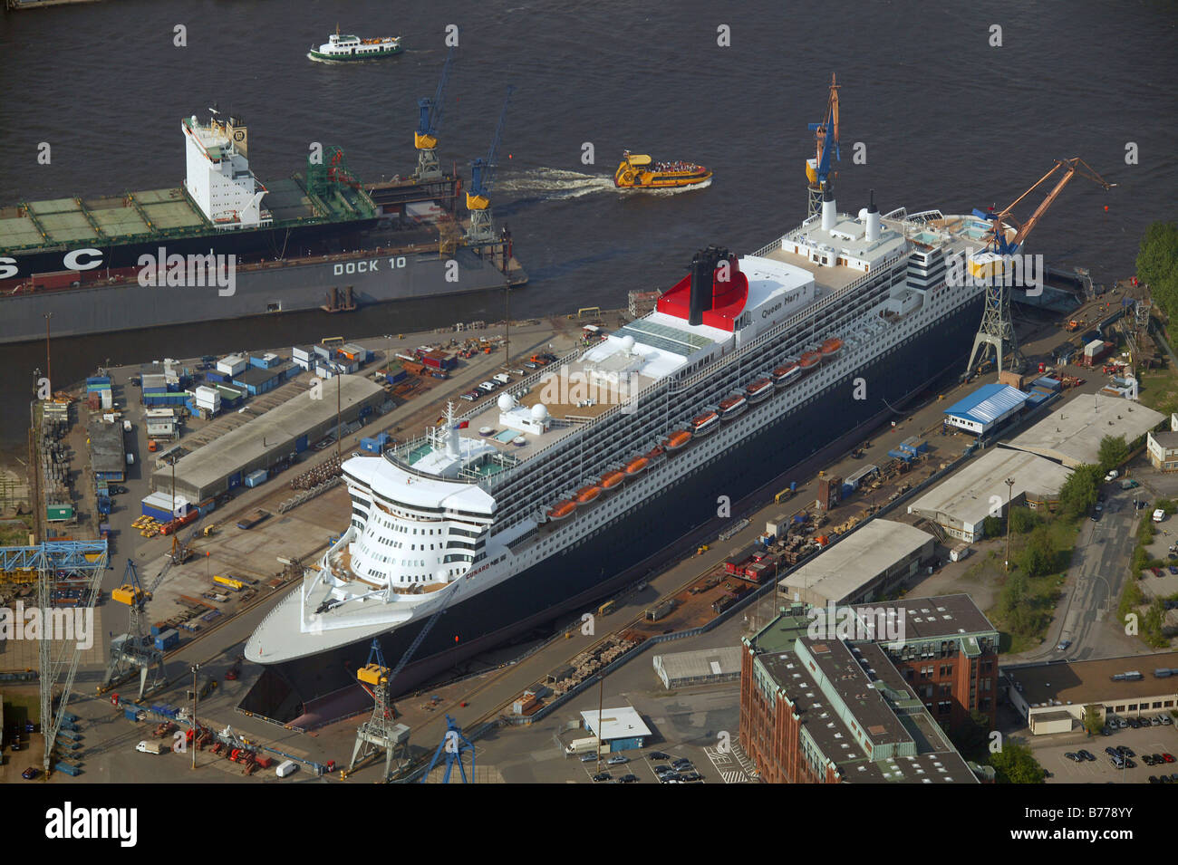 Aerial photograph, Queen Mary 2, passenger ship, Trockendock Elbe ...