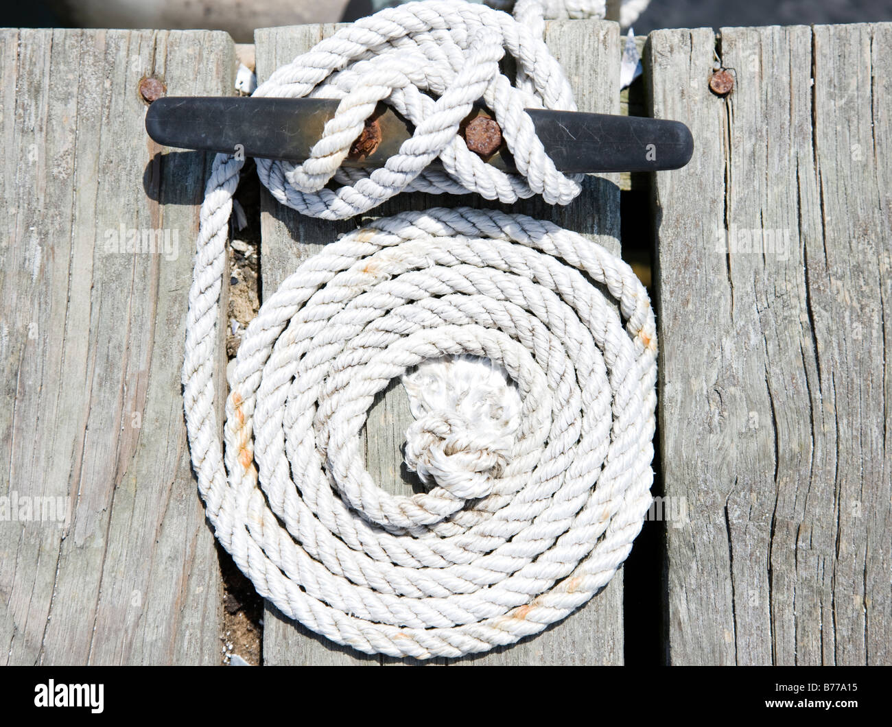 Coiled rope and nautical knot Stock Photo - Alamy