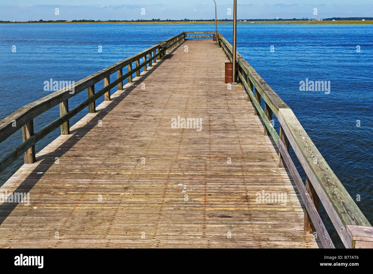Empty pier hi-res stock photography and images - Alamy