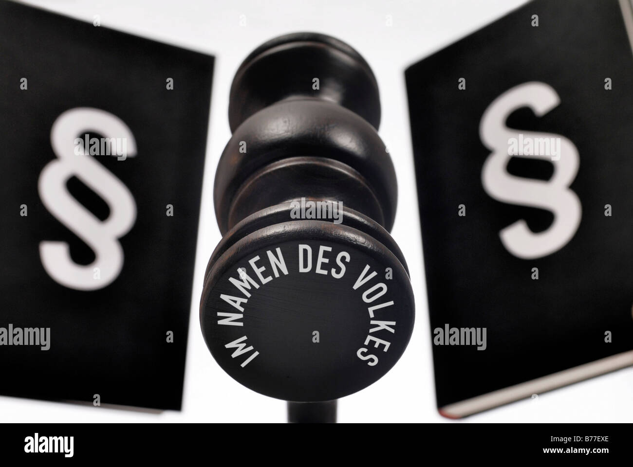 Judge's gavel, labelled with Im Namen des Volkes, In the name of the