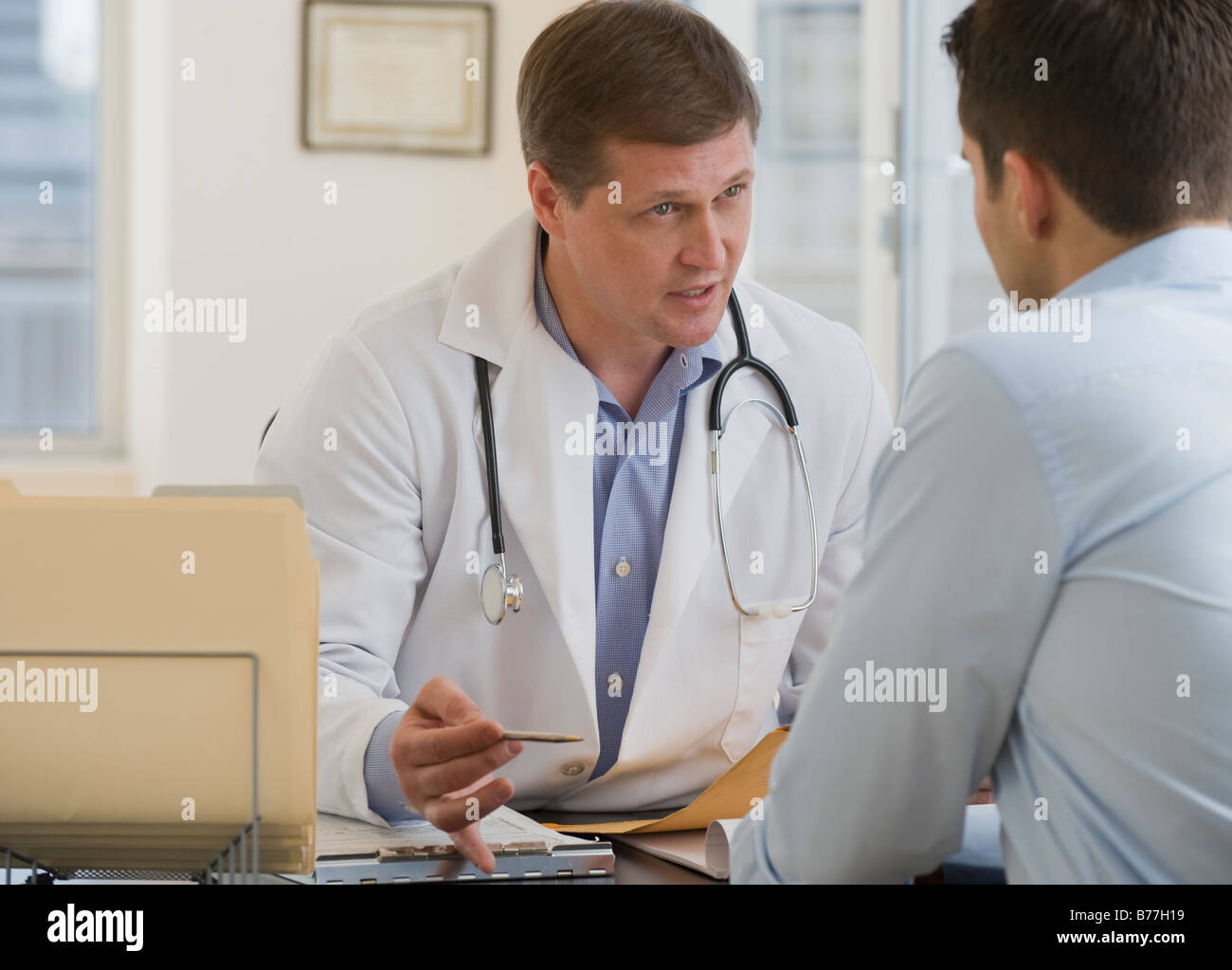 Doctor discuss new medical hi-res stock photography and images - Alamy