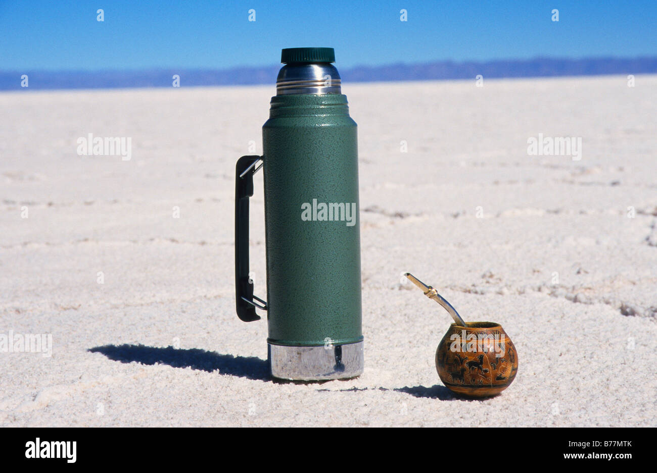 https://c8.alamy.com/comp/B77MTK/mate-calabash-gourd-with-thermos-flask-on-the-salt-lake-salinas-grandes-B77MTK.jpg